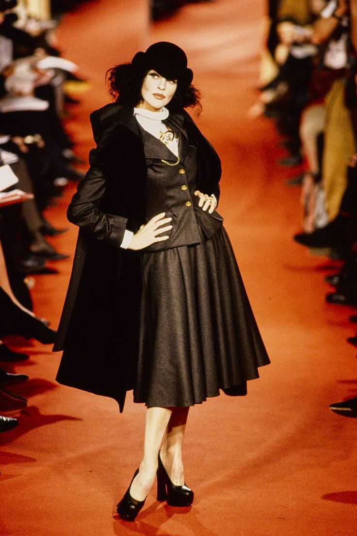 Vintage Vivienne Westwood 1993 F/W Patent Leather Elevated Court Shoe on runway model @recessla