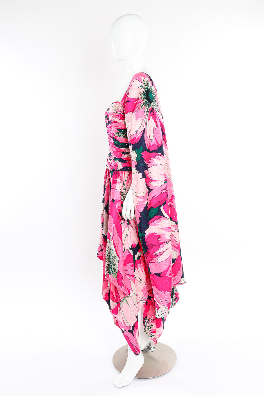 Flutter dress by Ruben Panis on mannequin side @recessla