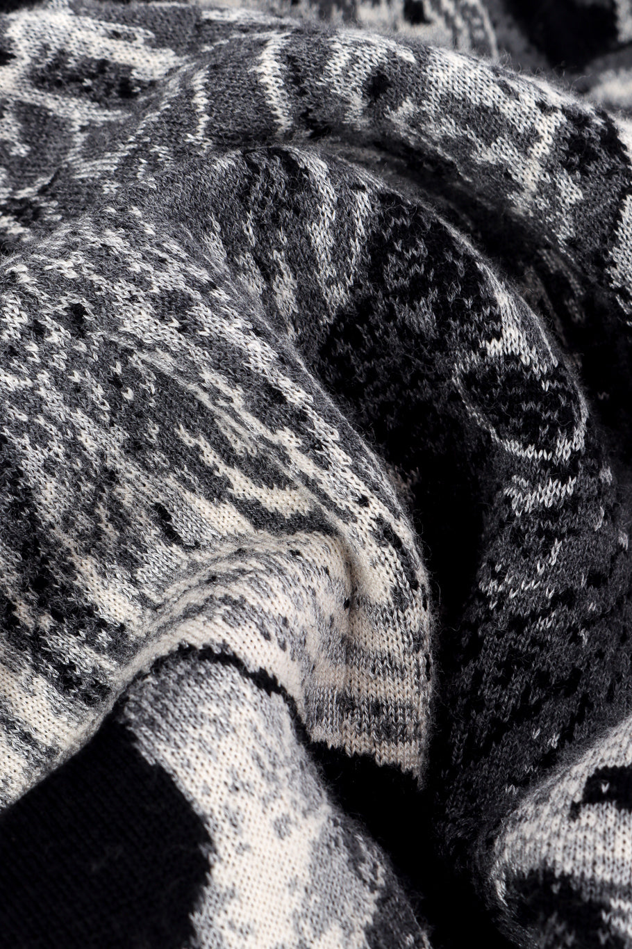 Alexander McQueen 2010 A/W Graphic Knit Dress fabric closeup @recessla