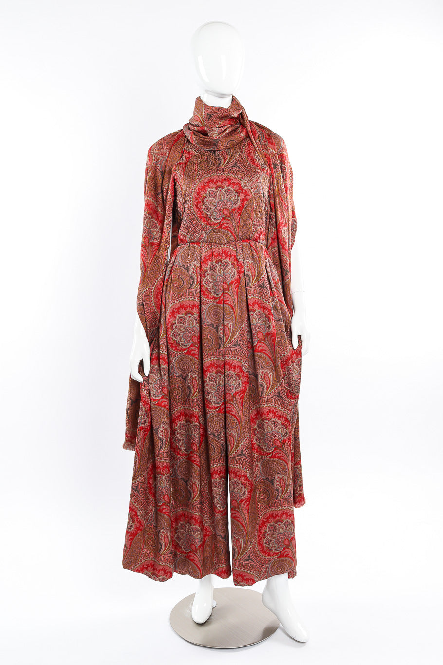 Jumpsuit with large shawl by Carolyne Roehm on mannequin shawl around neck @recessla