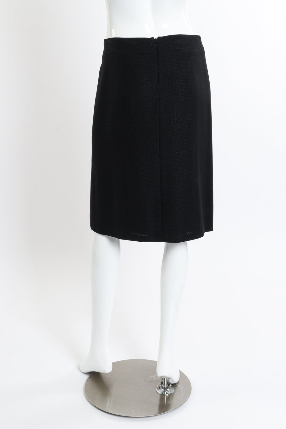 Chanel 2007C S/S Peplum Skirt Suit skirt back on mannequin @recessla