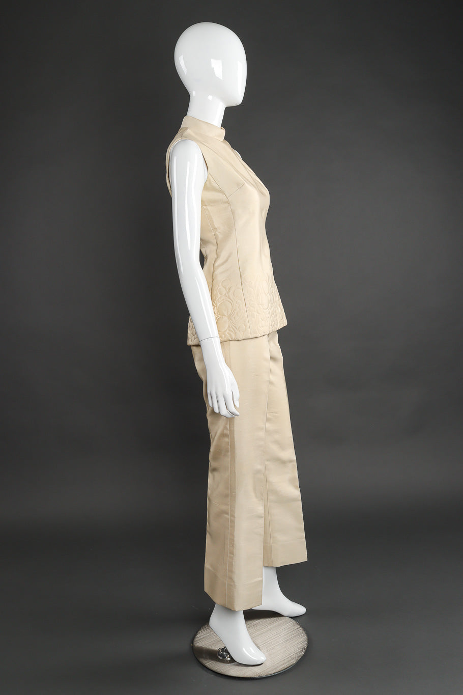 Silk set by Dynasty on mannequin side @recessla