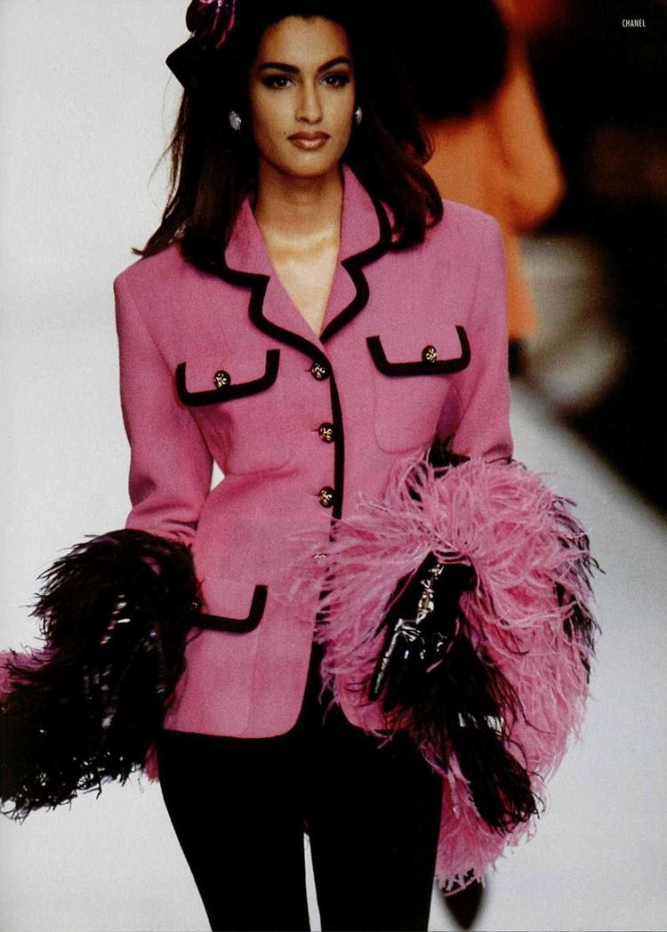 Chanel 1991 S/S Collection 25 Fuchsia Boucle Jacket on runway @RECESS LA