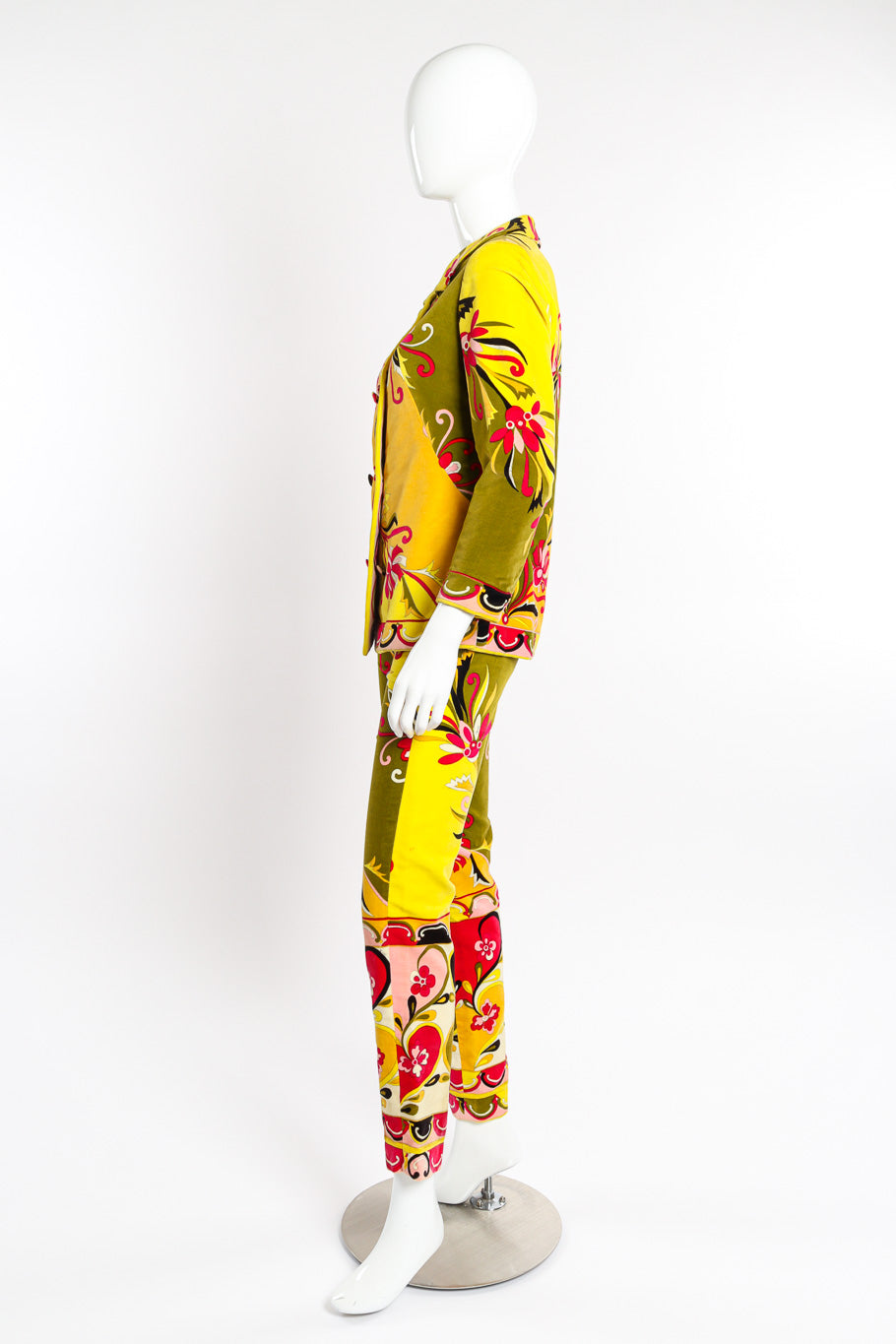 Mod floral pantsuit by Emilio Pucci on mannequin side @recessla