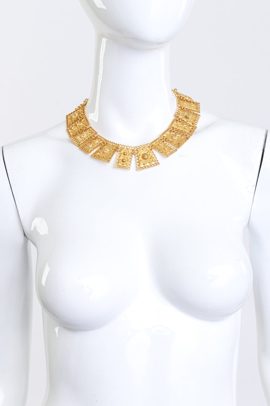 Oscar de la Renta Byzantine Plate Link Necklace on mannequin @recess la