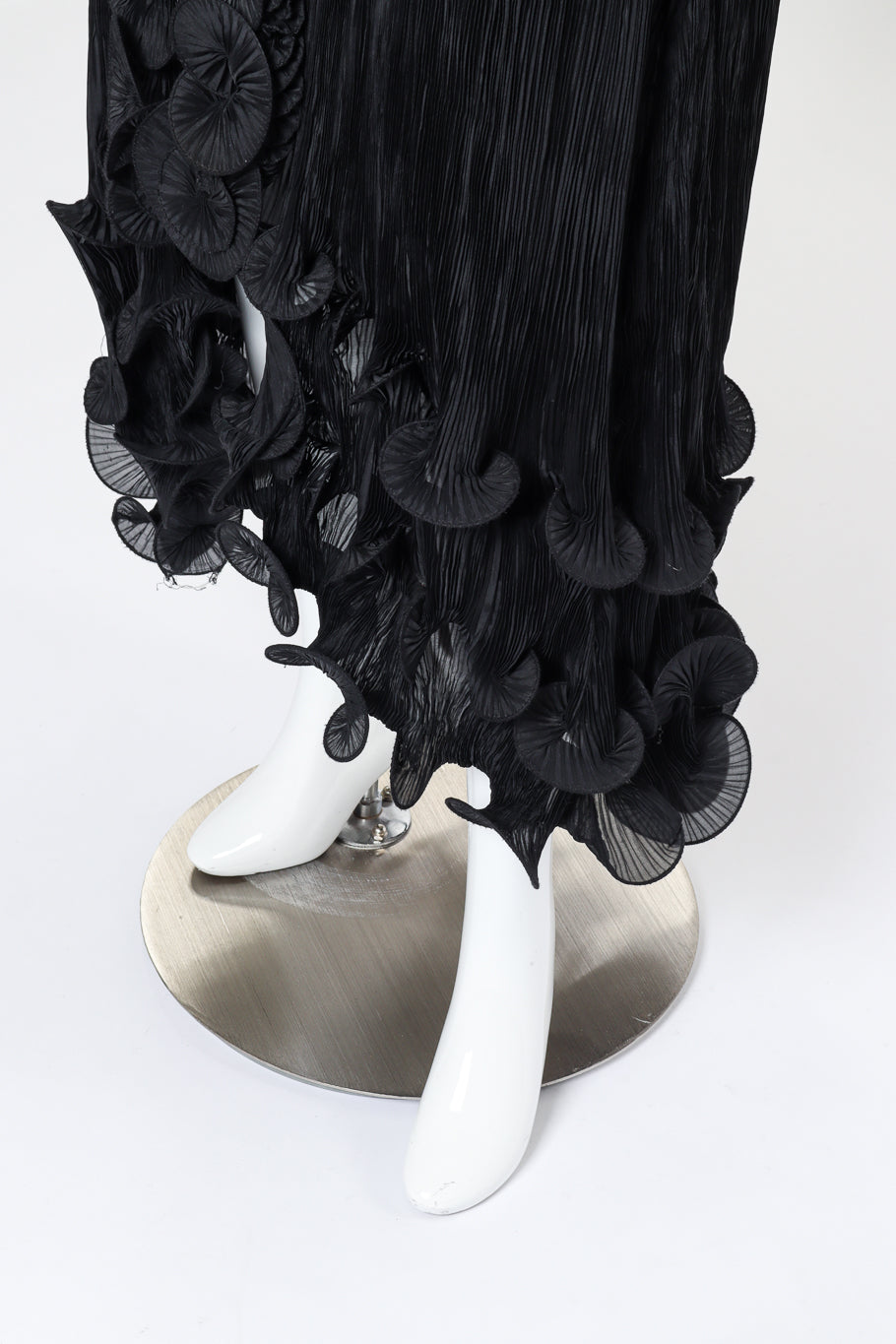 Vintage Joan McGee Pleated Spiral Ruffle Duster hem on mannequin @recess la