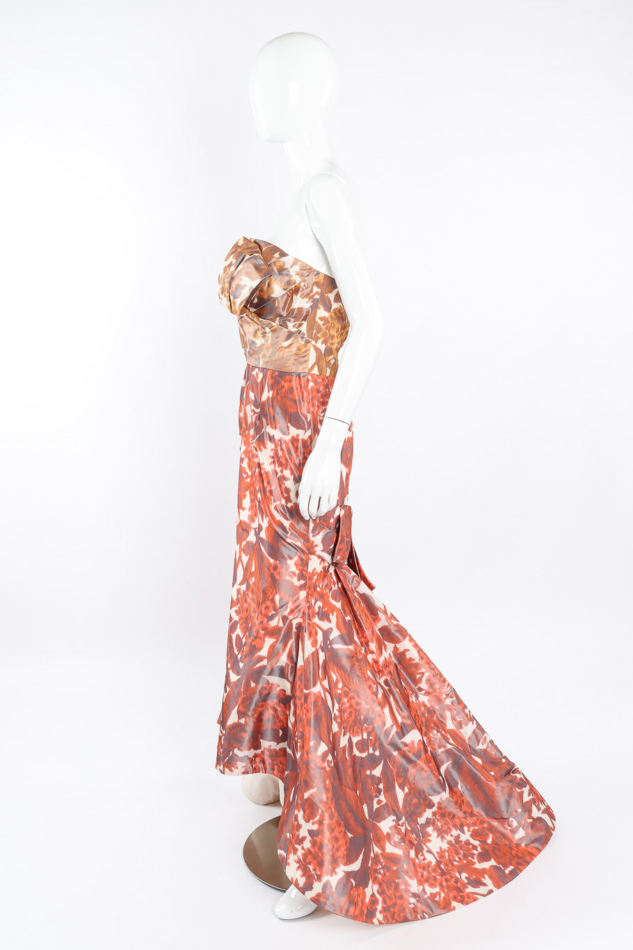 Hourglass gown by Oscar De la Renta on mannequin side @recessla
