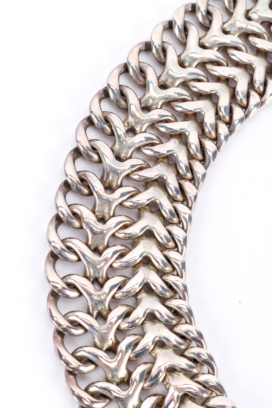 Chainlink collar necklace by Zina on white background chain close @recessla