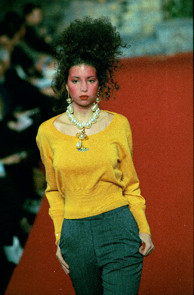 Vivienne Westwood Large Pearl Drop Saturn Choker on model on 1999 F/W runway 