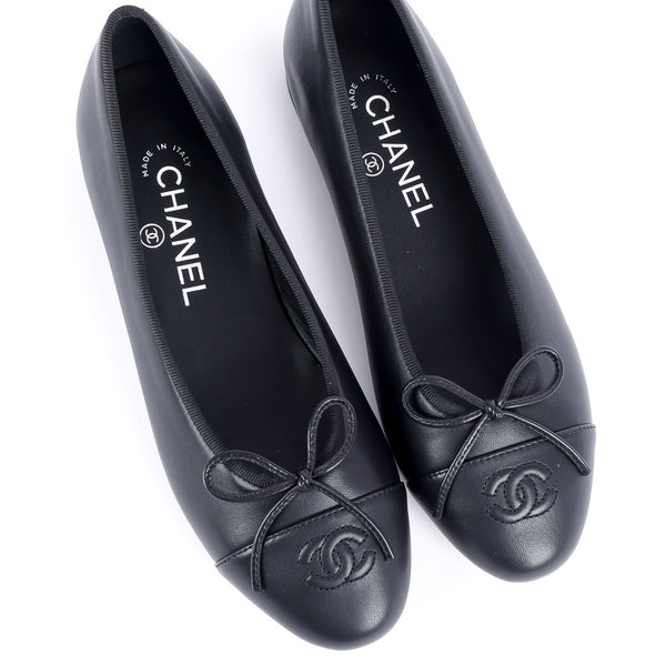 Chanel Interlocking CC Logo Lambskin Flats - Black Flats, Shoes - CHA934739