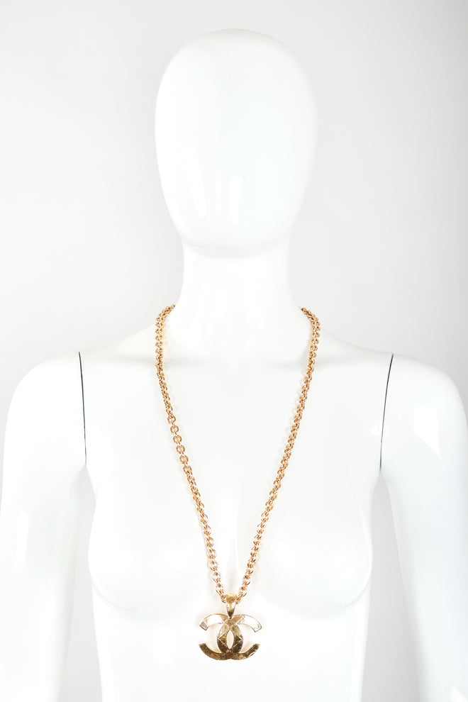 Recess Designer Consignment Vintage Jewelry Chanel Quilted Interlocking CC Logo Pendant Necklace Los Angeles Resale