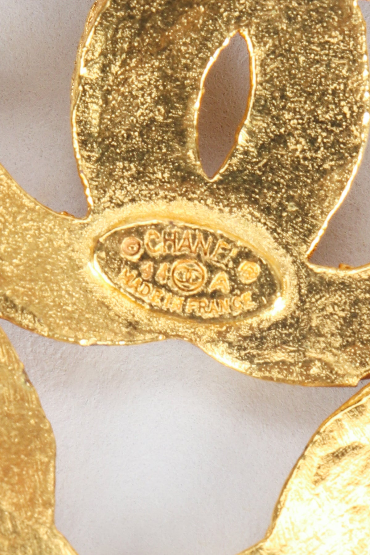 CHANEL ヴィンテージ　ＣＣロゴ　ペンダントトップ　シェブロン ゴールド Vintage Chanel Gold Long Triple CC Logo Pendant Necklace – Recess