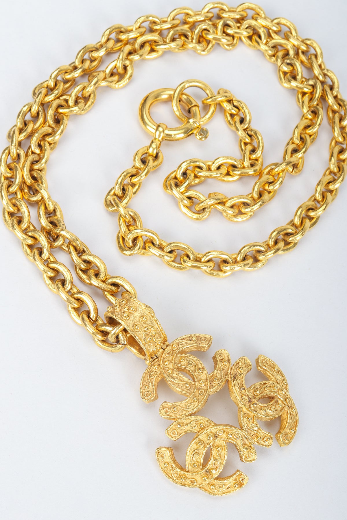 Chanel Red x Gold Interlaced CC Logo Triple Chain Chanel bag 2021 – Les Merveilles De Babellou main image 2