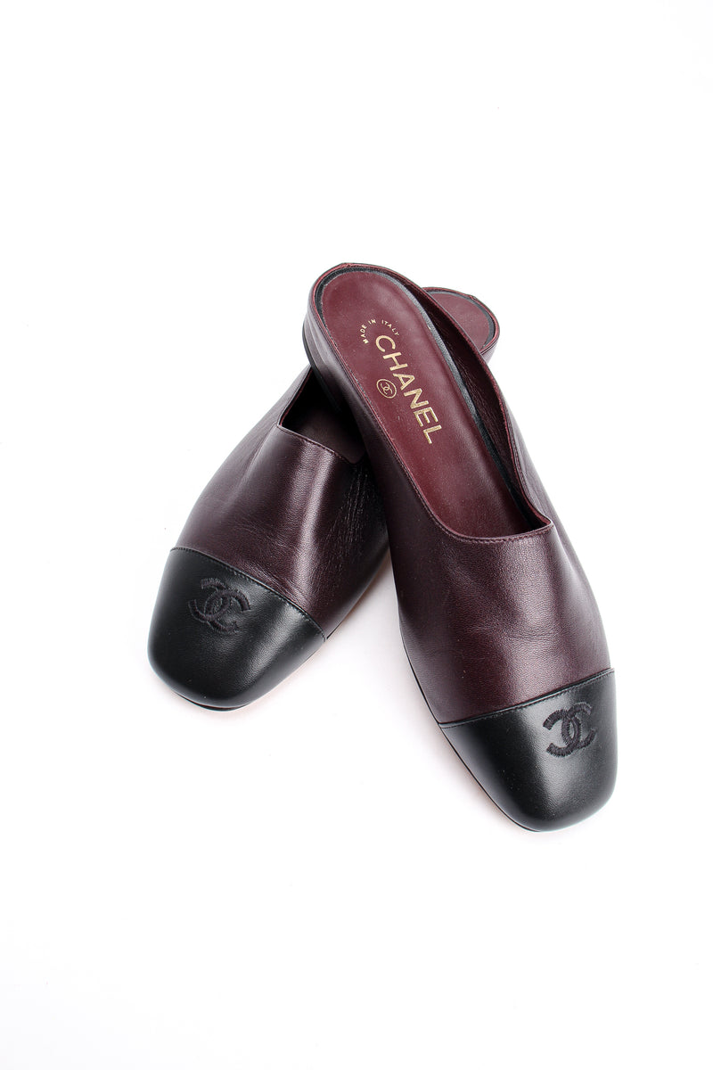 Chanel Black/Cream Raffia and Patent Leather CC Slip On Mules Size 40 Chanel