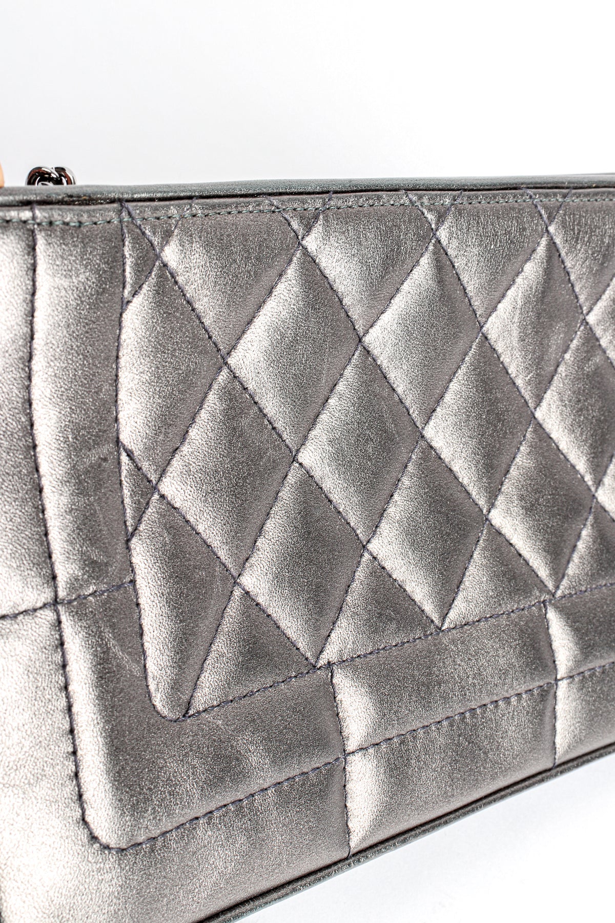 CHANEL ボディバッグ　シルバー CHANEL（ボディバッグ/ウエストポーチ ・ シルバー/銀色系）のフリマ