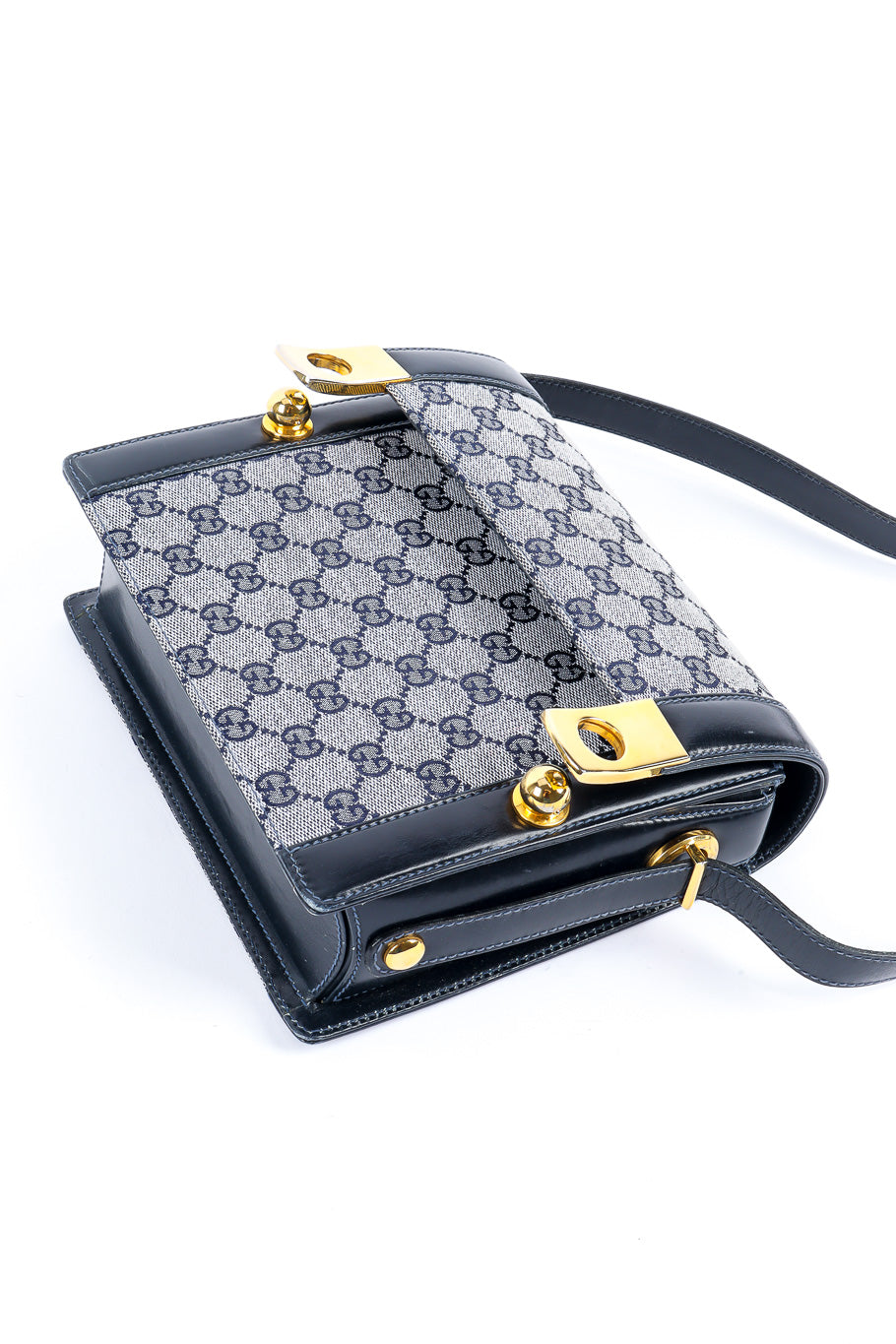 Gucci monogram shoulder bag clasp detail @recesla