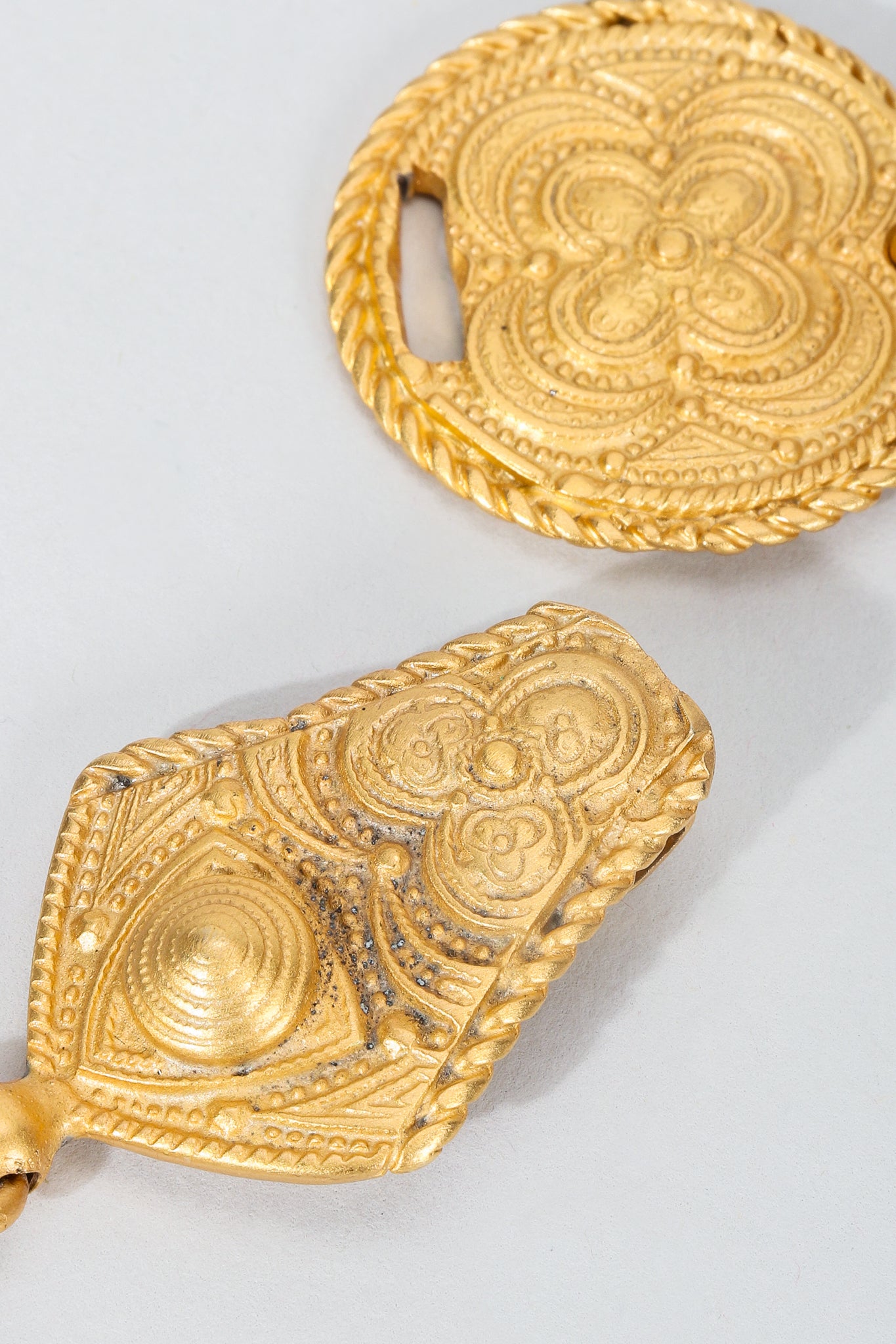 Vintage Genny Etruscan Matte Gold Pointed Collar Necklace Hook detail