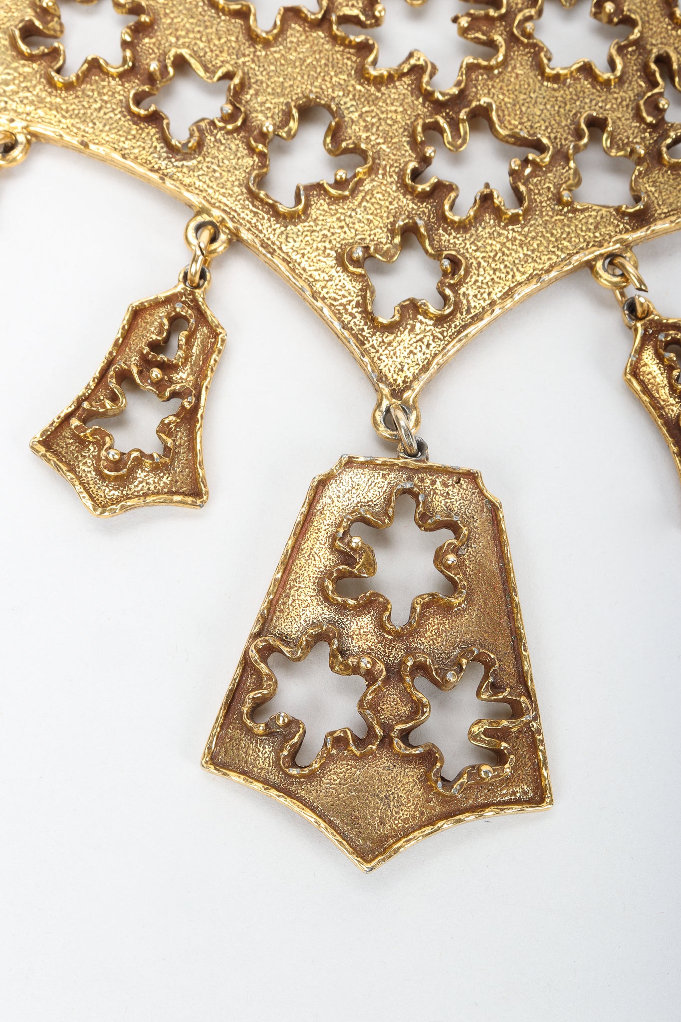 Vintage Goldette Brutalist Splatter Plate Necklace charm detail
