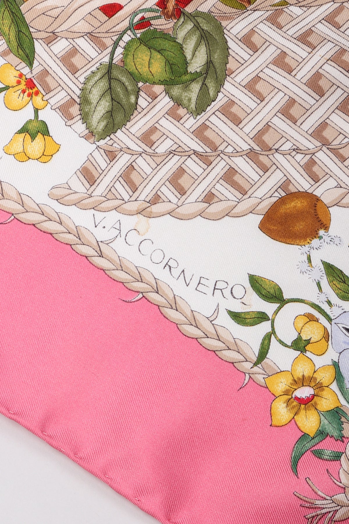 Gucci Vintage V. ACCORNERO シルクスカーフ Vintage Gucci Silk Scarf V. Accornero Fruit Butterflies