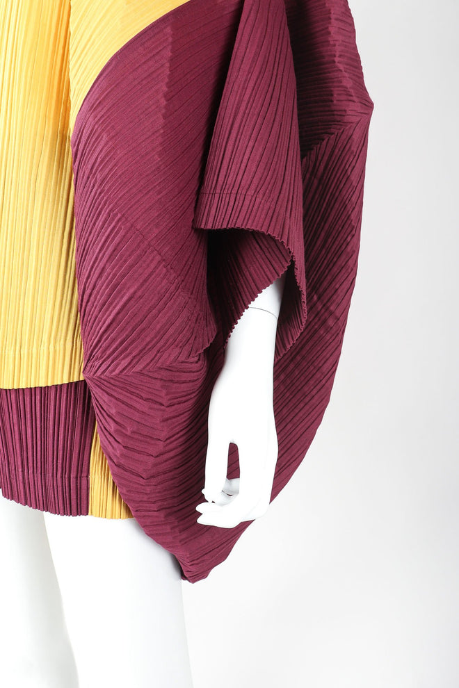 Recess Designer Consignment Vintage Issey Miyake S/S 1990 Pleated Circle Top & Short Set Manus x Machina Energieen Stedelijk Amsterdam Resale Los Angeles