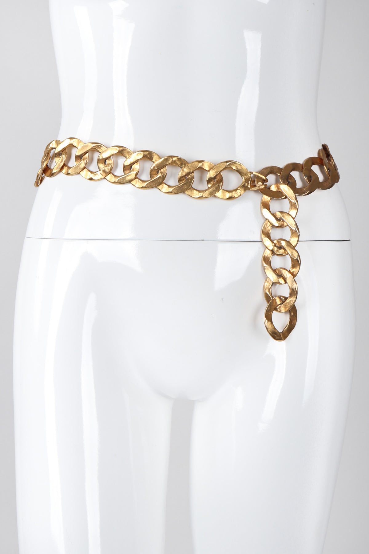 Gold Hammered Link Belt with Artisanal Design Vintage Kenneth Jay Lane Gold Hammered Chain Link Belt – Recess main image 3