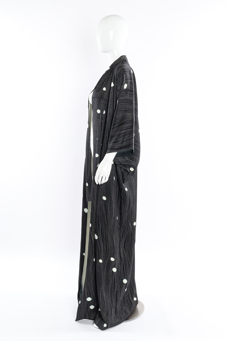 Vintage Japanese midnight wind kimono mannequin side @recessla