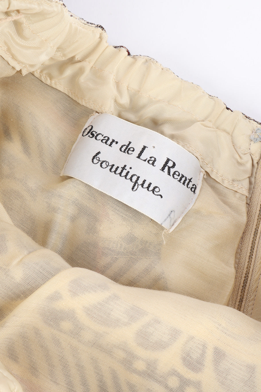 Gown by Oscar de La Renta label @recessla