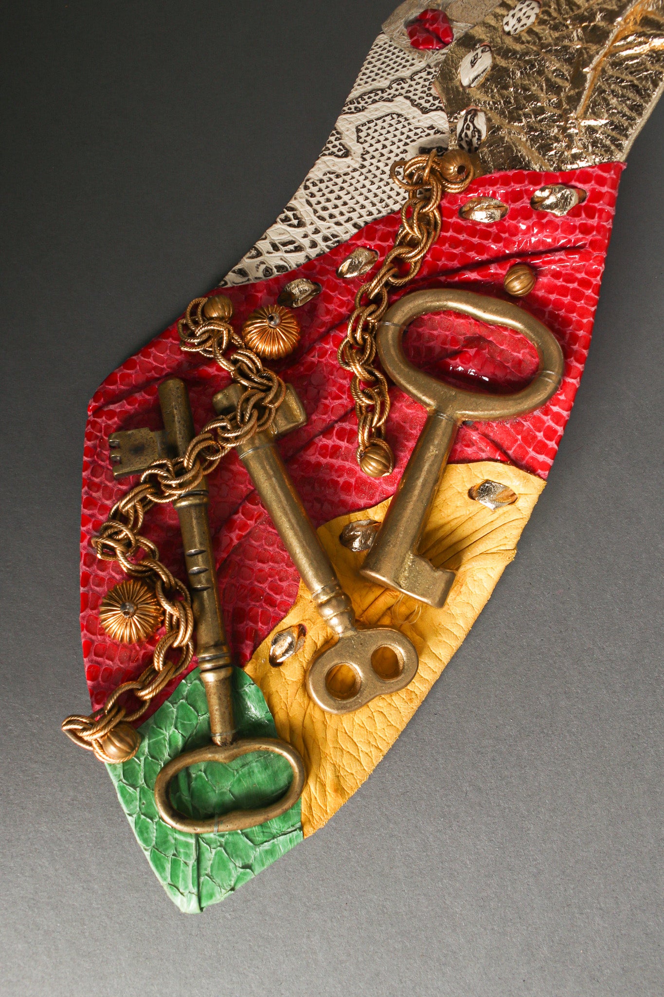 leather belt with with gold keys by Paula K keys close @recessla