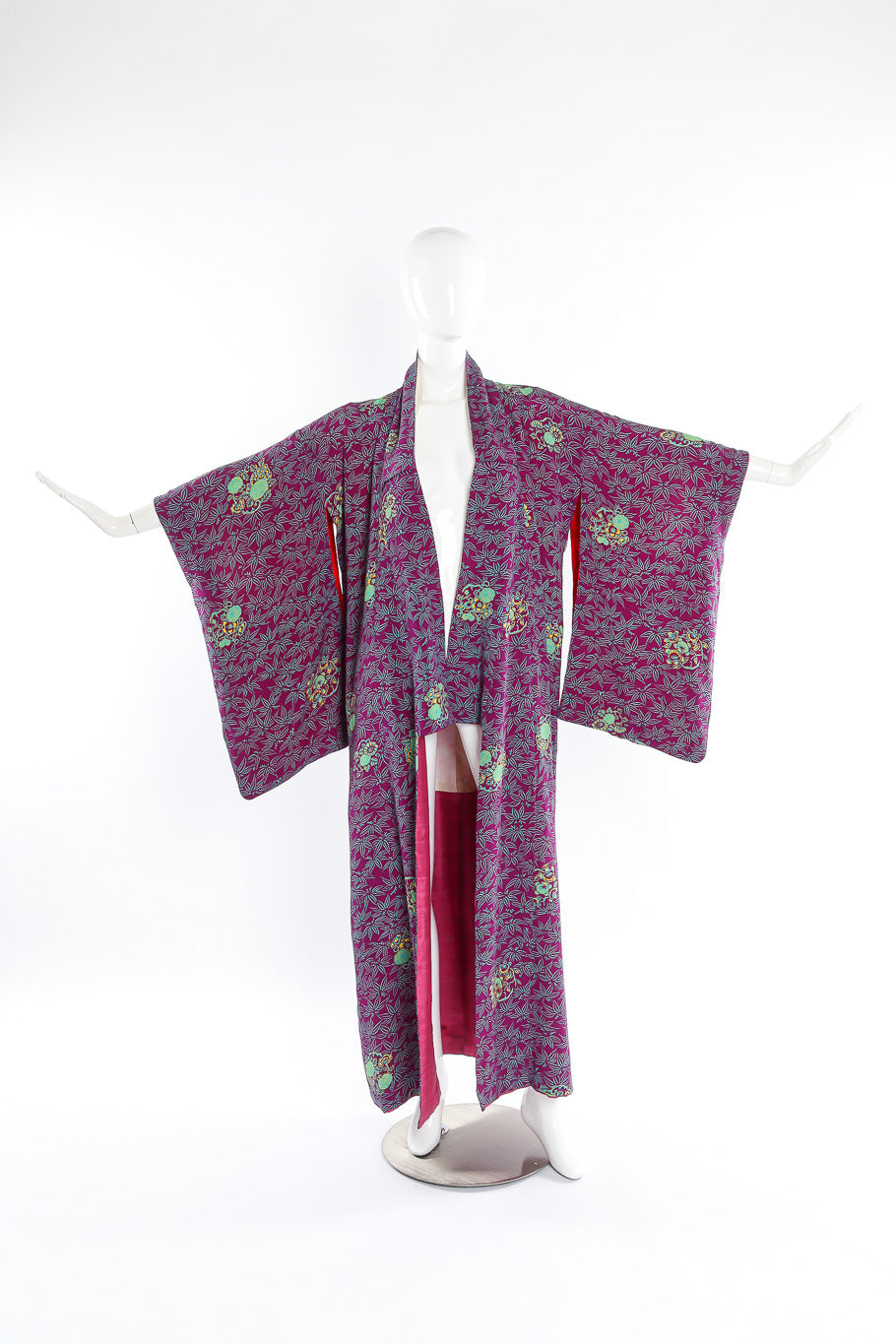 Floral leaf kimono on mannequin @recessla