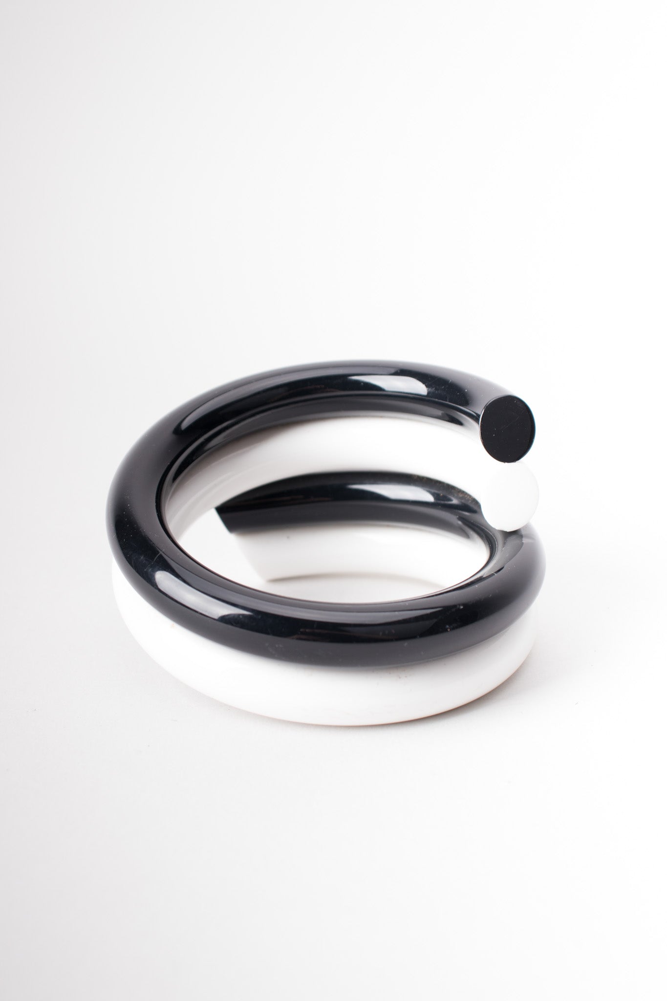 Unsigned Judith Hendler Black White Graphic Acrylic Swirl Bangle Bracelet