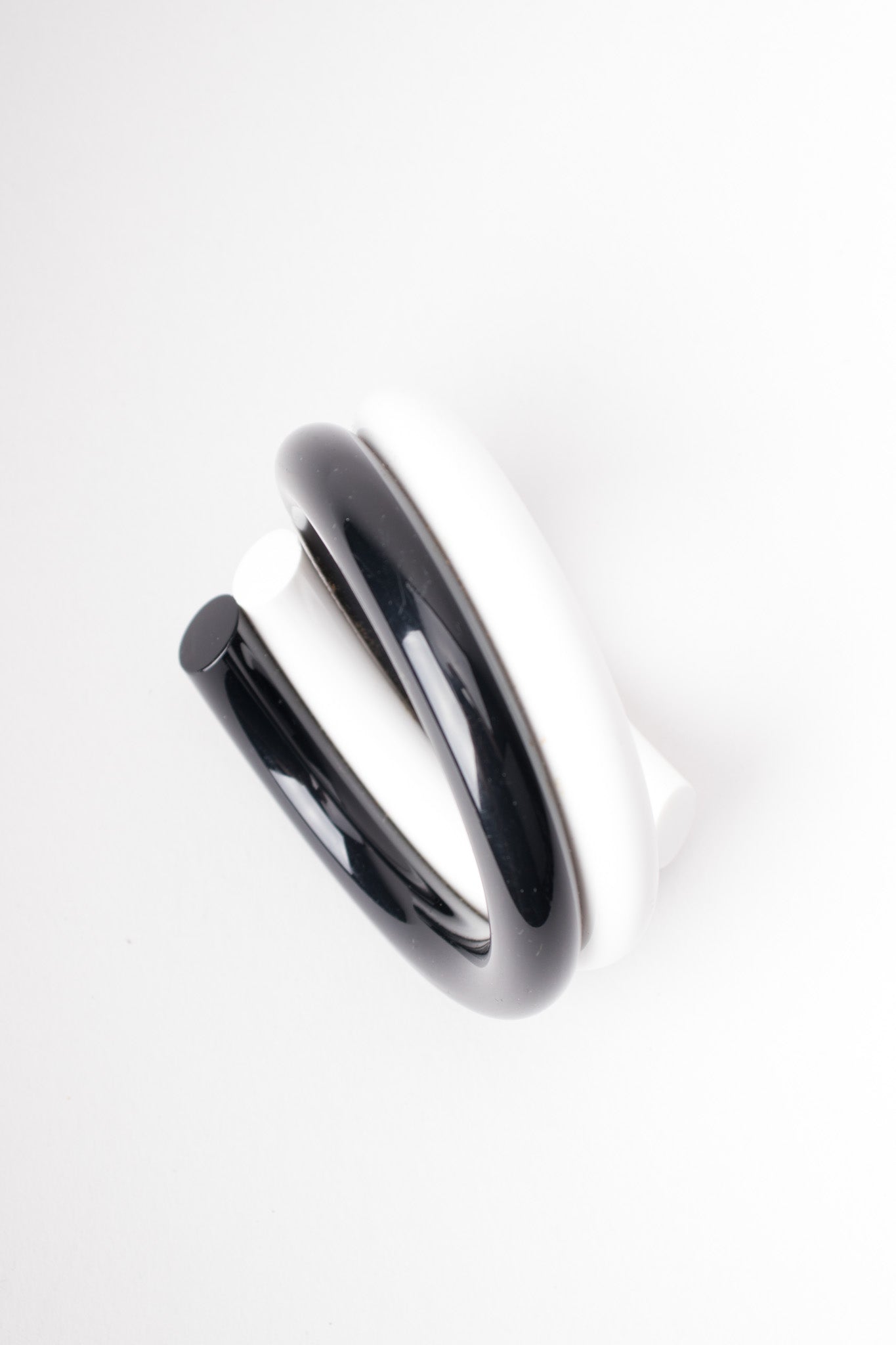 Unsigned Judith Hendler Black White Graphic Acrylic Swirl Bangle Bracelet