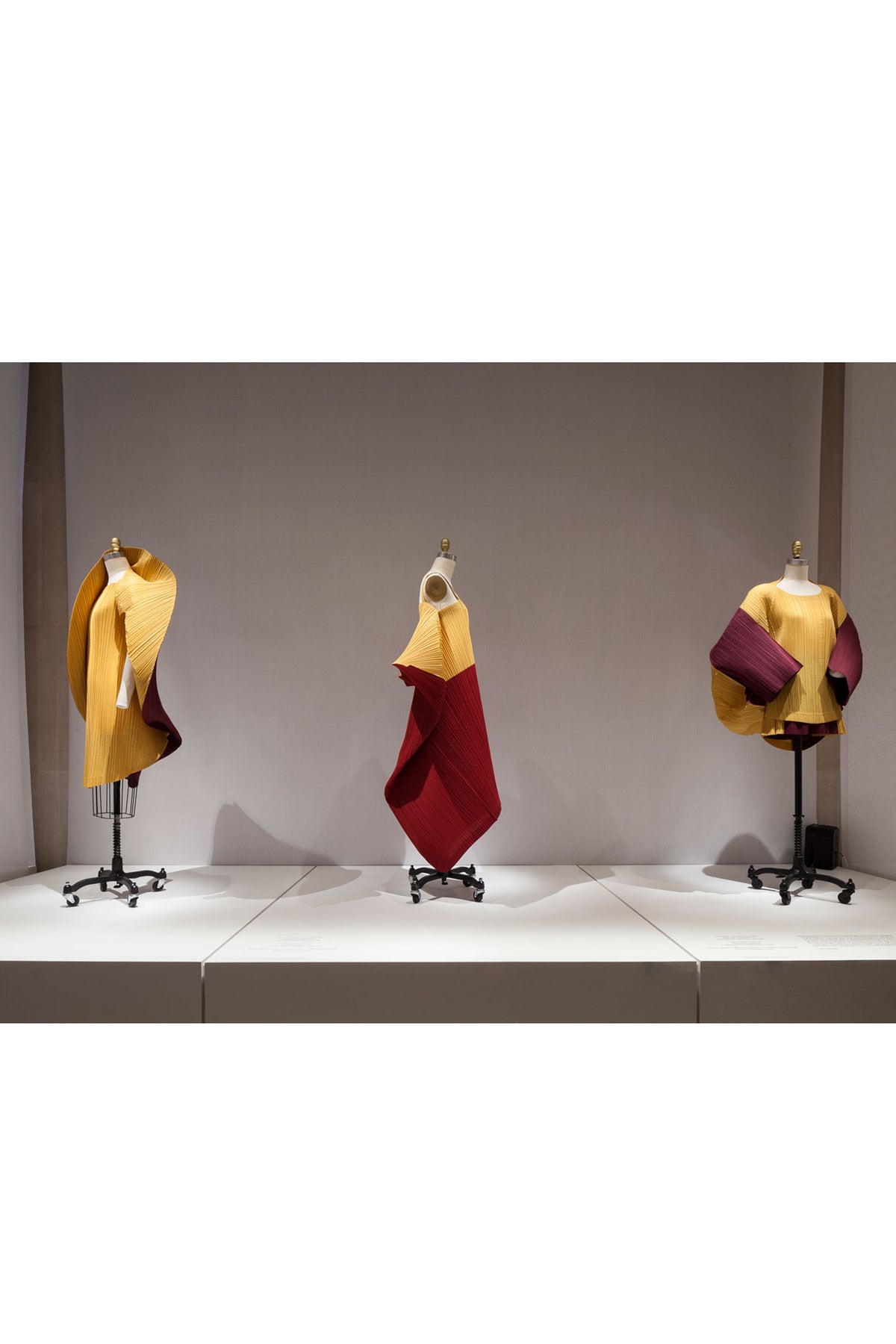 新品未使用⭐︎10月新作　me ISSEY MIYAKE ROUND PLEATS CLOVER PLEATS – ISSEY MIYAKE ONLINE STORE