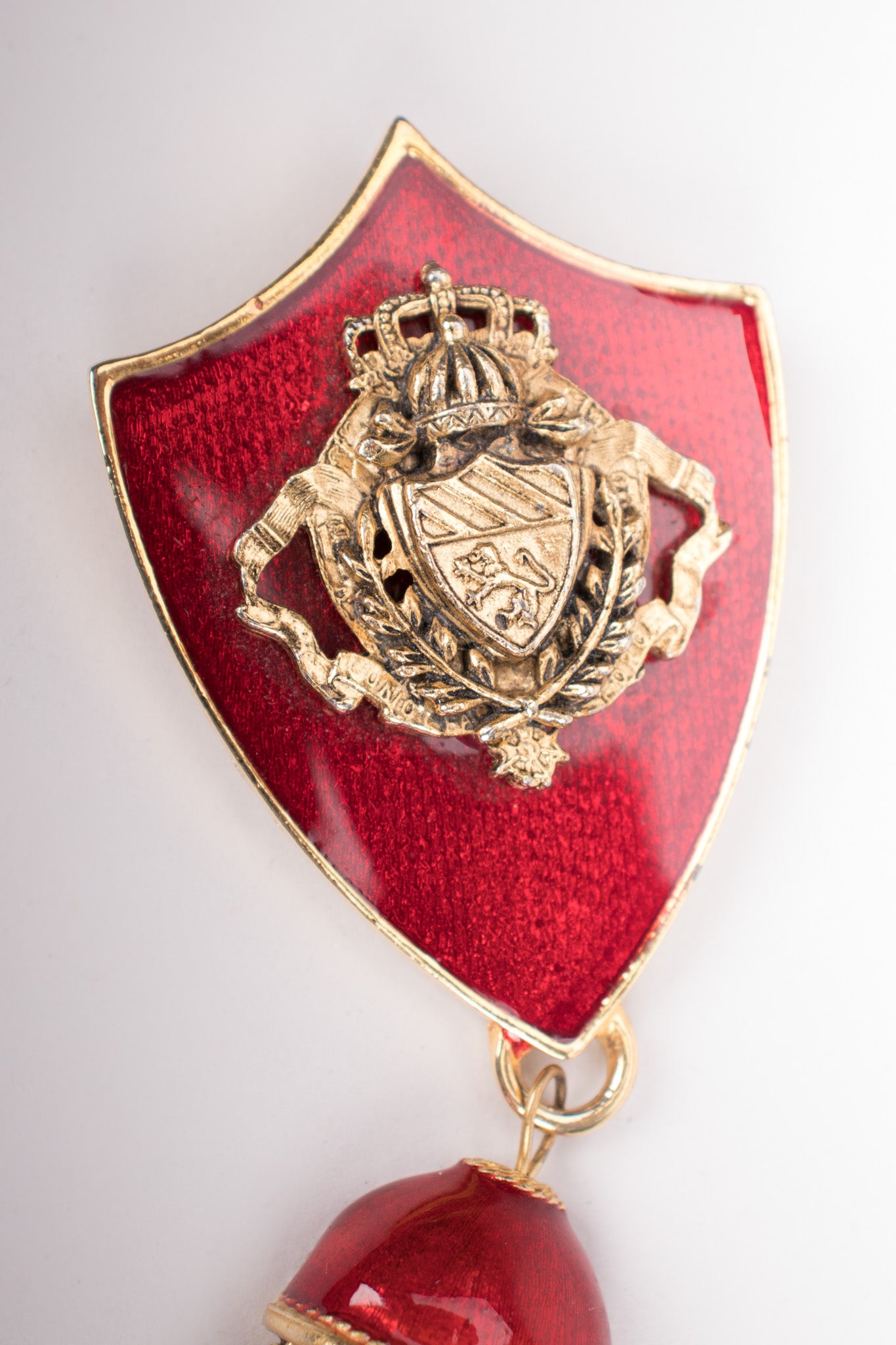 Coat of Arms Gryffindor Hogwarts Crest Chain Tassel Vintage Brooch